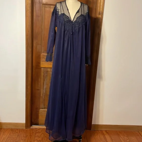 Beautiful Navy vintage nightgown with matching robe - Picture 3 of 6